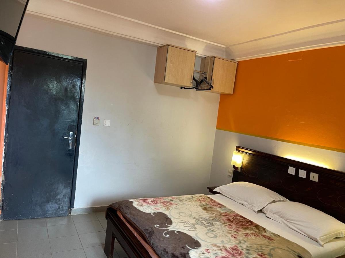 Feuguiff Hotel Yaoundé Extérieur photo