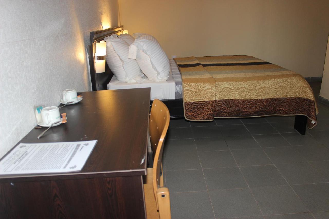 Feuguiff Hotel Yaoundé Extérieur photo