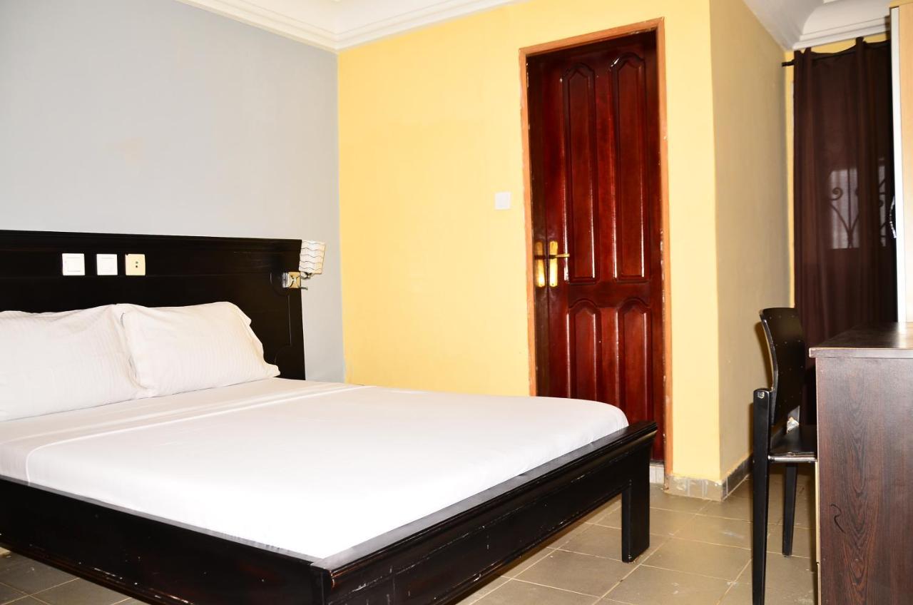 Feuguiff Hotel Yaoundé Extérieur photo