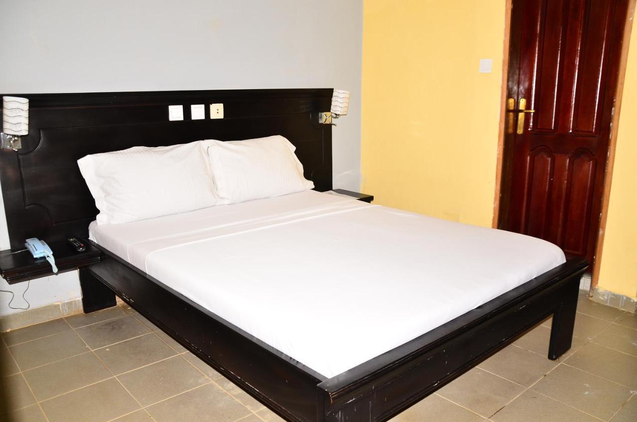 Feuguiff Hotel Yaoundé Extérieur photo